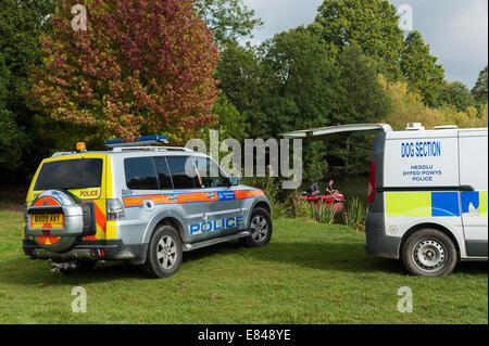 Londres, Royaume-Uni. Sep 30, 2014. La police recherche dans le lac d'Osterley Park, à l'ouest de Londres, pour l'adolescent disparu Alice brut. Une recherche de l'équipe de chien de Powys, Pays de Galles, qui a été utilisé pour rechercher des April Jones a été portée à la page de recherche pour Alice. Banque D'Images