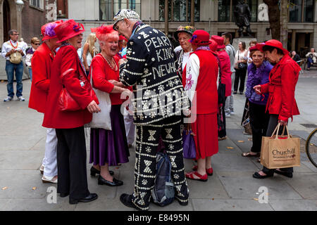 La London Pearly Kings & Queens Harvest Festival, St Mary Le Bow Church, Londres, Angleterre Banque D'Images