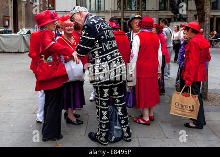 La London Pearly Kings & Queens Harvest Festival, St Mary Le Bow Church, Londres, Angleterre Banque D'Images