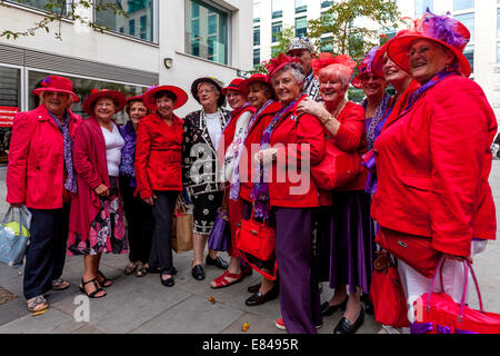 Ruislip chapeliers rouge à la London Pearly Kings & Queens Society Costermongers Harvest Festival, Londres, Angleterre Banque D'Images