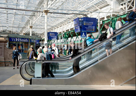 Les passagers sur un escalator à la gare Waverley d'Édimbourg. Banque D'Images