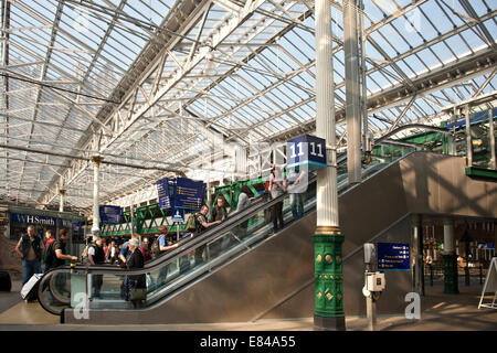 Les passagers sur un escalator à la gare Waverley d'Édimbourg. Banque D'Images