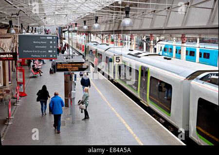 La gare de Crewe avec London Midland train dans la plate-forme. À la nord. Banque D'Images