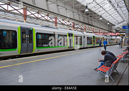 La gare de Crewe avec London Midland train dans la plate-forme Banque D'Images