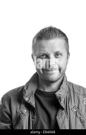 Smiling model in studio, noir et blanc Banque D'Images