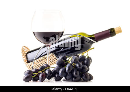 Bande de bleus avec bouteille de vin rouge et le verre isolé sur fond blanc Banque D'Images