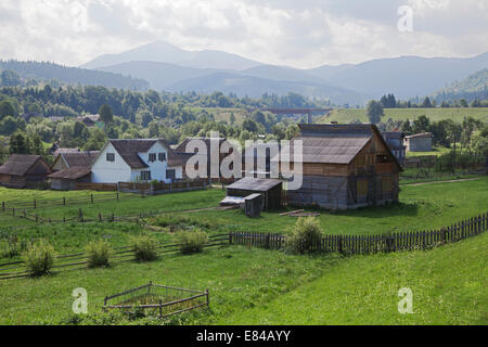 Village de l'Est de montagnes des Carpates - mode de vie traditionnel Banque D'Images