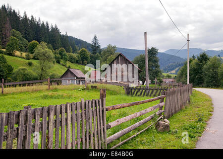 Village de l'Est de montagnes des Carpates - mode de vie traditionnel Banque D'Images