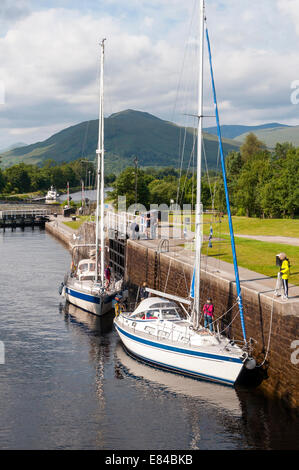 Bateaux à Neptune's Staircase sur Caledonian Canal près de Fort William, Écosse, Royaume-Uni Banque D'Images