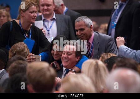 Birmingham, UK. 30 Septembre, 2014. Conférence du parti conservateur, Birmingham, UK 15.12.2013 photo montre le premier ministre britannique, M. David Cameron ayant une prise par selfies un membre de l'assistance au congrès du parti conservateur à Birmingham, Royaume-Uni Crédit : Clickpics/Alamy Live News Banque D'Images