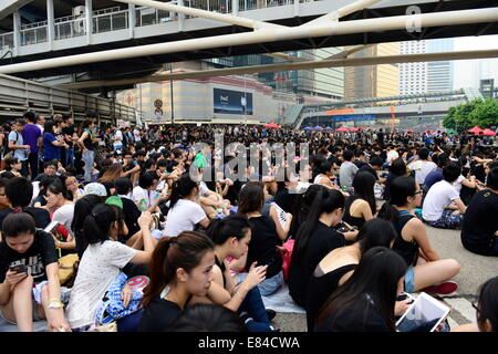 Hong Kong, Chine. 30 Septembre, 2014. Des manifestants pro-démocratie bloquer routes principales en matière d'Amirauté, Central District, dans le cadre du Hong Kong's mouvement de désobéissance civile, Hong Kong, Chine. Credit : Boaz Rottem/Alamy Live News Banque D'Images