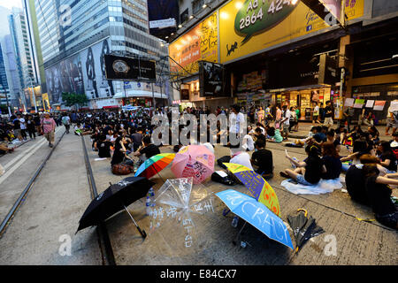 Hong Kong, Chine. 30 Septembre, 2014. Des manifestants pro-démocratie bloquer routes principales en matière d'Amirauté, Central District, dans le cadre du Hong Kong's mouvement de désobéissance civile, Hong Kong, Chine. Credit : Boaz Rottem/Alamy Live News Banque D'Images