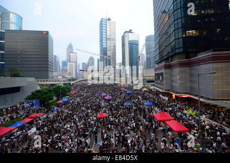 Hong Kong, Chine. 30 Septembre, 2014. Des manifestants pro-démocratie bloquer routes principales en matière d'Amirauté, Central District, dans le cadre du Hong Kong's mouvement de désobéissance civile, Hong Kong, Chine. Credit : Boaz Rottem/Alamy Live News Banque D'Images