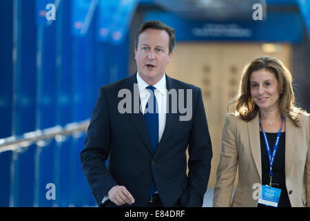 Birmingham, UK. 30 Septembre, 2014. Conférence du parti conservateur, Birmingham, UK photo montre le premier ministre britannique, M. David Cameron arrivant avec Hannah David MP pour Harrow Ouest à la conférence du parti conservateur à Birmingham, Royaume-Uni Crédit : Clickpics/Alamy Live News Banque D'Images