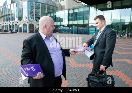 Birmingham, West Midlands, Royaume-Uni. 30 Septembre, 2014. Les délégués de l'UKIP leafletting lorsqu'ils arrivent sur le lieu le troisième jour du Congrès du Parti conservateur. Graham M. Lawrence/Alamy Live News. Banque D'Images