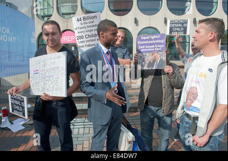 Birmingham, West Midlands, Royaume-Uni. 30 Septembre, 2014. Les Pères de la Justice parler à un délégué sur le troisième jour du Congrès du Parti conservateur. Graham M. Lawrence/Alamy Live News. Banque D'Images