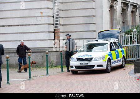 Birmingham, West Midlands, Royaume-Uni. 30 Septembre, 2014. Un manifestant est proposé par une équipe de chiens renifleurs de la police le troisième jour du Congrès du Parti conservateur. Graham M. Lawrence/Alamy Live News. Banque D'Images