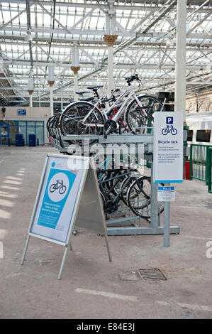 Support à bicyclettes à la gare de Waverley Banque D'Images