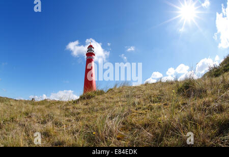 Plus de soleil phare rouge sur l'île de Schiermonnikoog Banque D'Images