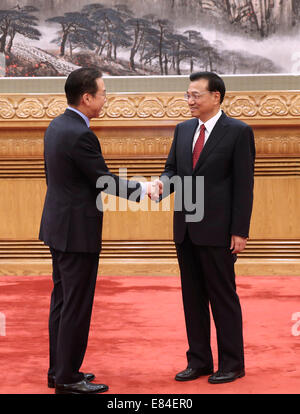 Beijing, Chine. Sep 30, 2014. Le Premier ministre chinois Li Keqiang (R), serre la main avec l'ambassadeur de Corée du Sud Chine Kwon Young-se à Beijing, Chine, 30 septembre 2014. Le Premier ministre chinois Li Keqiang s'est entretenu avec 31 ambassadeurs nouvellement nommés à la Chine avant la Chine, la Fête Nationale qui tombe le 1er octobre. Credit : Pang Xinglei/Xinhua/Alamy Live News Banque D'Images