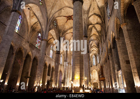 Intérieur de la Basilique de Santa Maria del Mar à Barcelone, Catalogne, Espagne. L'architecture Gothique Catalane, datant de la Banque D'Images