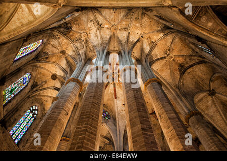 Intérieur de la Basilique de Santa Maria del Mar à Barcelone, Catalogne, Espagne. 14e siècle l'architecture de style gothique catalan. Banque D'Images