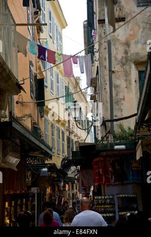 Lane dans la capitale Kerkyra sur l'île de Corfou en Grèce Banque D'Images