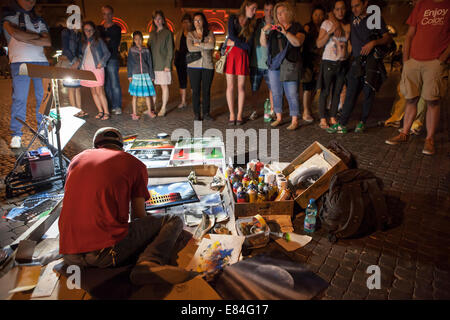 Peinture peintre rue devant une foule de spectateurs sur la Piazza Navona à Rome, Italie Banque D'Images