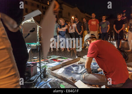 Peinture peintre rue devant une foule de spectateurs sur la Piazza Navona à Rome, Italie Banque D'Images