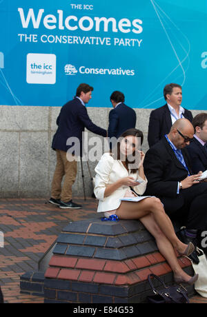 Birmingham, UK. 30 Septembre, 2014. Conférence du parti conservateur, Birmingham, UK photo montre les membres du parti profiter de la fin septembre à l'extérieur par temps chaud au congrès du parti conservateur à la CPI à Birmingham, Royaume-Uni Crédit : Clickpics/Alamy Live News Banque D'Images