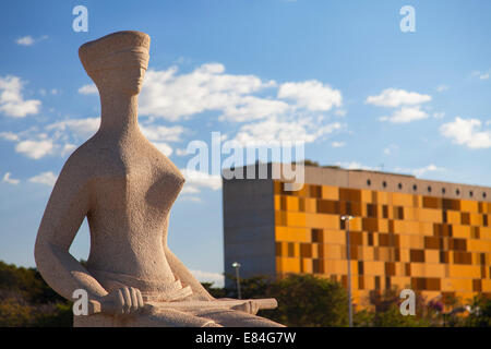 Statue à l'extérieur de la Cour Fédérale Suprême, Brasilia, Brésil, District Fédéral Banque D'Images