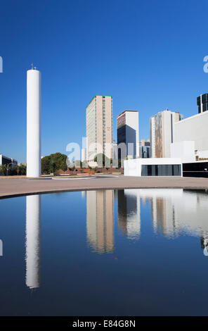 Bibliothèque nationale et gratte-ciel, Brasilia, Brésil, District Fédéral Banque D'Images