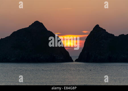 UK, North Cornwall. 14 septembre 2014. Coucher du soleil à Baie de Holywell. Banque D'Images