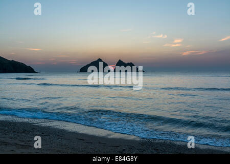 UK, North Cornwall. 14 septembre 2014. Coucher du soleil à Baie de Holywell. Banque D'Images