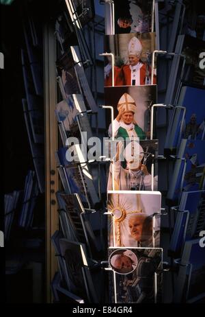 Cartes postales du Pape Jean Paul II à vendre à Rome Italie Banque D'Images