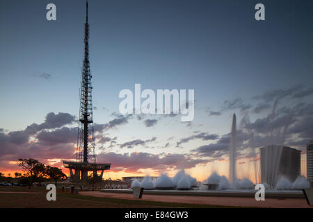 TV Tower et Fountain Square au coucher du soleil, Brasilia, Brésil, District Fédéral Banque D'Images