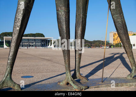 Cour suprême fédérale et dois Candangos (deux ouvriers) sculpture en trois pouvoirs Square, Brasilia, Brésil, District Fédéral Banque D'Images
