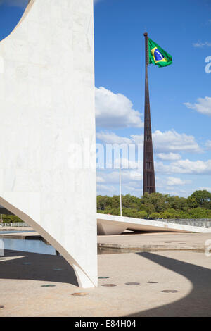 Palais du Planalto et drapeau du Brésil, Brasilia, Brésil, District Fédéral Banque D'Images