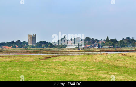 French Village côtier d'Orford dans l'East Anglia, Angleterre vu de l'ensemble de l'estuaire Banque D'Images