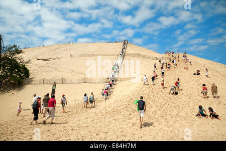 Les gens de grimper sur l'énorme Dune du Pilat dune de sable, Aquitaine, France Banque D'Images