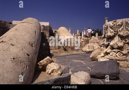 Les touristes se tiennent au milieu de colonnes renversées par un tremblement de terre massif sur 18 janvier, 749 EC et n'ont pas déménagé depuis lors à l'ancienne ville romaine Scythopolis dans le parc national de Beit Shean, Israël. 01 août 2018. Israël est assis sur une ligne de faille géologique active ('dirian-Africain'), avec des prédictions d'un tremblement de terre grave et des tremblements de terre qui pourraient ravager le pays à tout moment, Banque D'Images