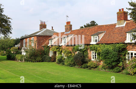 Une rangée de maisons mitoyennes dans un village traditionnel anglais dans la région de Suffolk Banque D'Images