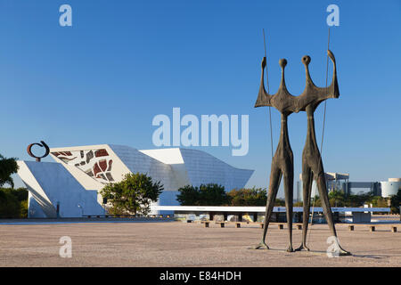 Panthéon National et dois Candangos (deux ouvriers) sculpture en trois pouvoirs Square, Brasilia, Brésil, District Fédéral Banque D'Images