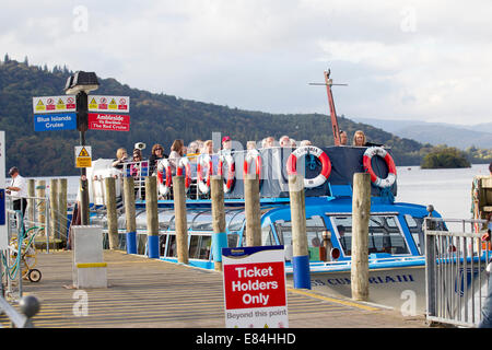Le lac Windermere Cumbria UK 30 septembre 2014 Beau temps sec continue d'attirer les touristes : Crédit : Gordon Shoosmith/Alamy Live News Banque D'Images
