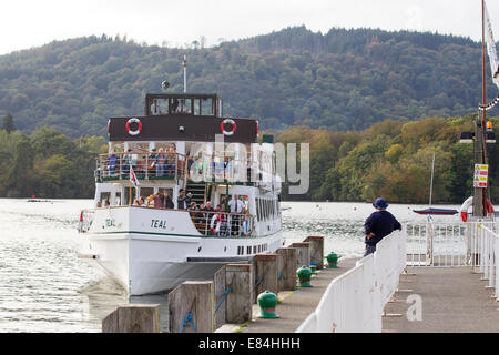 Le lac Windermere Cumbria UK 30 septembre 2014 Beau temps sec continue d'attirer les touristes : Crédit : Gordon Shoosmith/Alamy Live News Banque D'Images