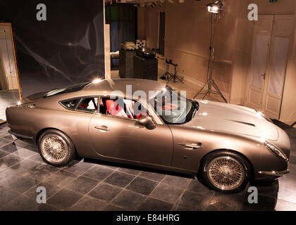 Une nouvelle voiture de sport de luxe nommé Speedback a été dévoilé. Le GT a été conçu et construit en Grande-Bretagne par David Brown de l'automobile. La voiture peut atteindre 0-63 miles par heure (mph) en 4,8 secondes et une vitesse maximale de 155 mph. Il sera montré publiquement pour la première fois à Monaco en avril. Fondateur et PDG de l'entreprise David Brown dit, 'Le nom Speedback reflète parfaitement les voiture de sport classique tradition du passé, tout en rendant justice à la silhouette sophistiquée de la voiture à la main du corps et un style unique qui contient, parmi beaucoup d'autres détails, une aire de pique-nique rabattable siège.' Featuring : Atmo Banque D'Images