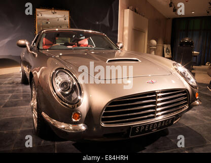 Une nouvelle voiture de sport de luxe nommé Speedback a été dévoilé. Le GT a été conçu et construit en Grande-Bretagne par David Brown de l'automobile. La voiture peut atteindre 0-63 miles par heure (mph) en 4,8 secondes et une vitesse maximale de 155 mph. Il sera montré publiquement pour la première fois à Monaco en avril. Fondateur et PDG de l'entreprise David Brown dit, 'Le nom Speedback reflète parfaitement les voiture de sport classique tradition du passé, tout en rendant justice à la silhouette sophistiquée de la voiture à la main du corps et un style unique qui contient, parmi beaucoup d'autres détails, une aire de pique-nique rabattable siège.' Featuring : Atmo Banque D'Images