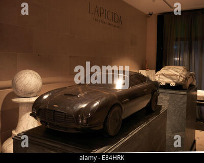 Une nouvelle voiture de sport de luxe nommé Speedback a été dévoilé. Le GT a été conçu et construit en Grande-Bretagne par David Brown de l'automobile. La voiture peut atteindre 0-63 miles par heure (mph) en 4,8 secondes et une vitesse maximale de 155 mph. Il sera montré publiquement pour la première fois à Monaco en avril. Fondateur et PDG de l'entreprise David Brown dit, 'Le nom Speedback reflète parfaitement les voiture de sport classique tradition du passé, tout en rendant justice à la silhouette sophistiquée de la voiture à la main du corps et un style unique qui contient, parmi beaucoup d'autres détails, une aire de pique-nique rabattable siège.' Featuring : Atmo Banque D'Images