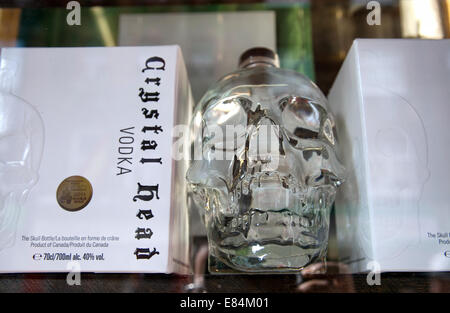 Cristal Vodka sur Shop Window Display - Old Compton Street - London UK Banque D'Images