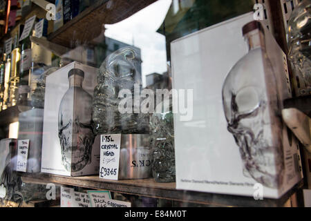 Cristal Vodka sur Shop Window Display - Old Compton Street - London UK Banque D'Images